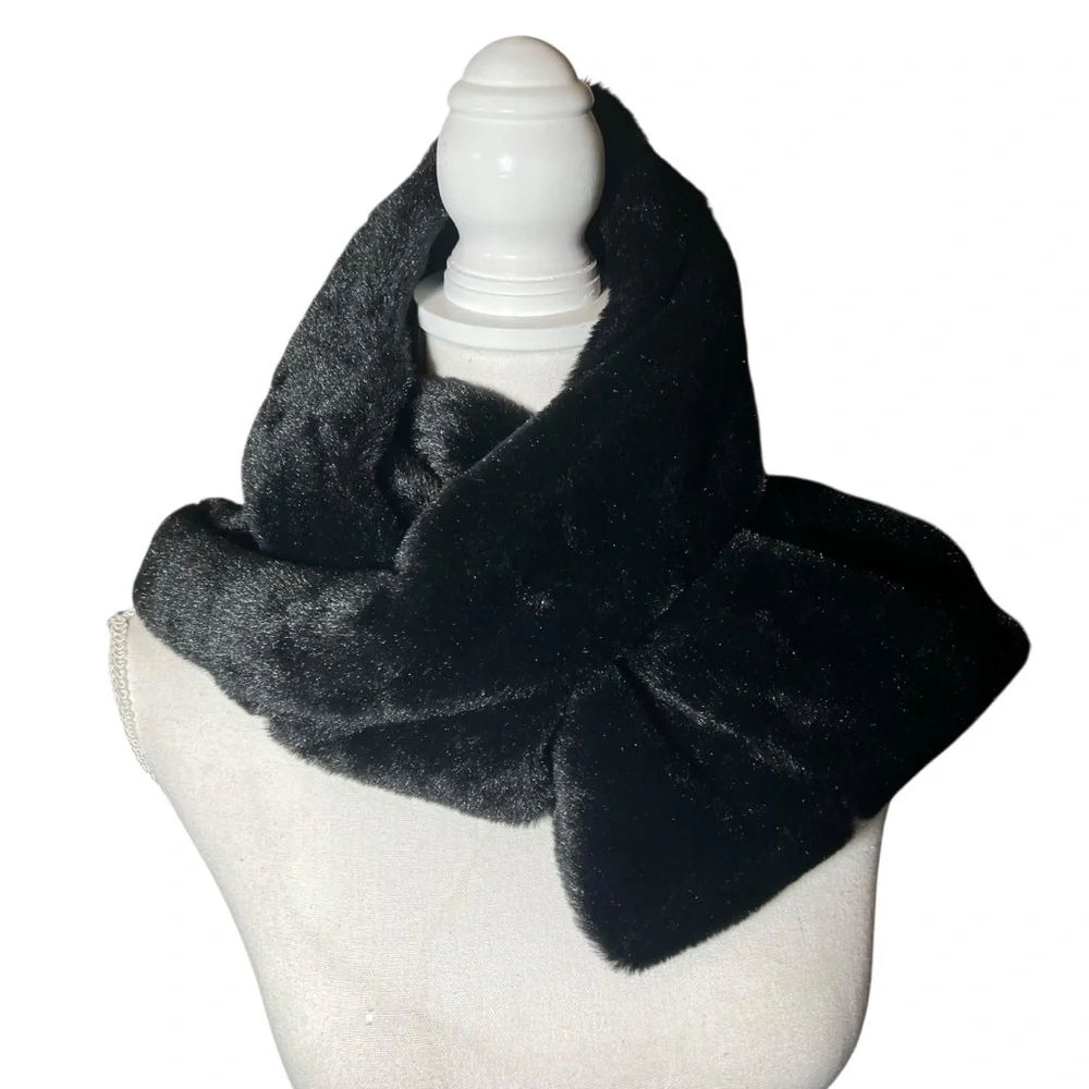 Olivia Fallen Black Faux Fur Infinity Scarf Winter Snow Bunny Cozy Old Money NWT